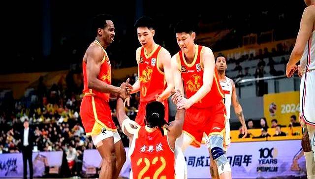 篮球巨星与新秀合作，传授经验提升球队实力的简单介绍